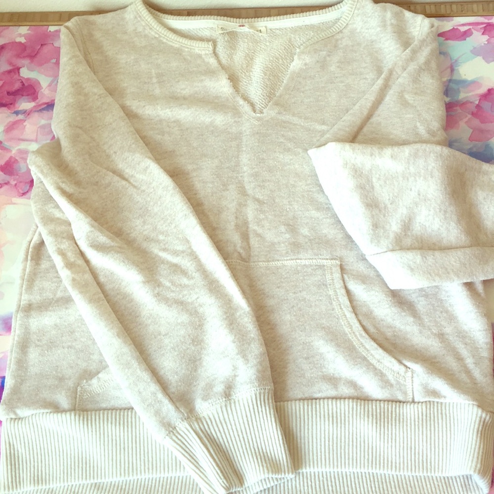 Light v-neck sweatshirt